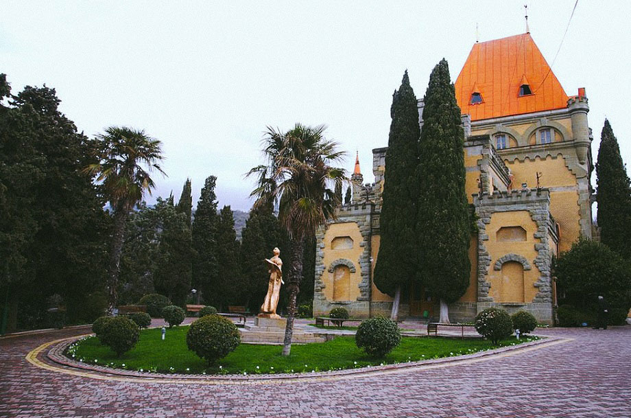 дворец и статуя княгини Анастасии Гагариной