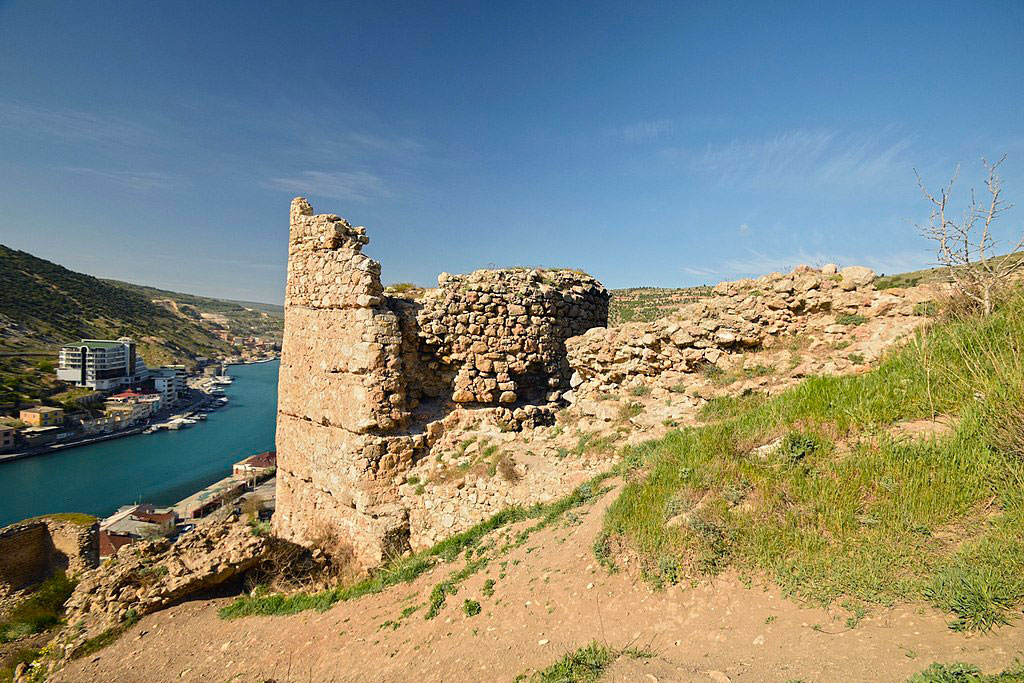 разрушенная крепость в Балаклаве