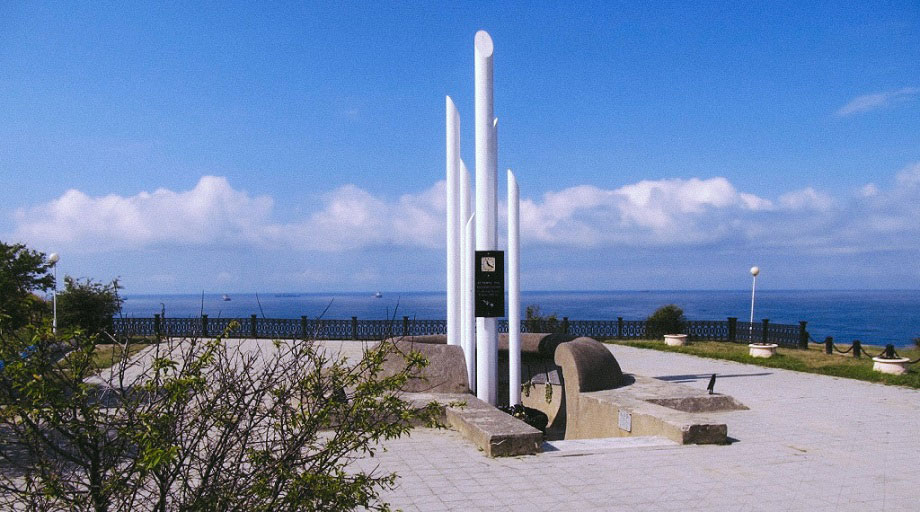 Памятник погибшим на пароходе Адмирал Нахимов