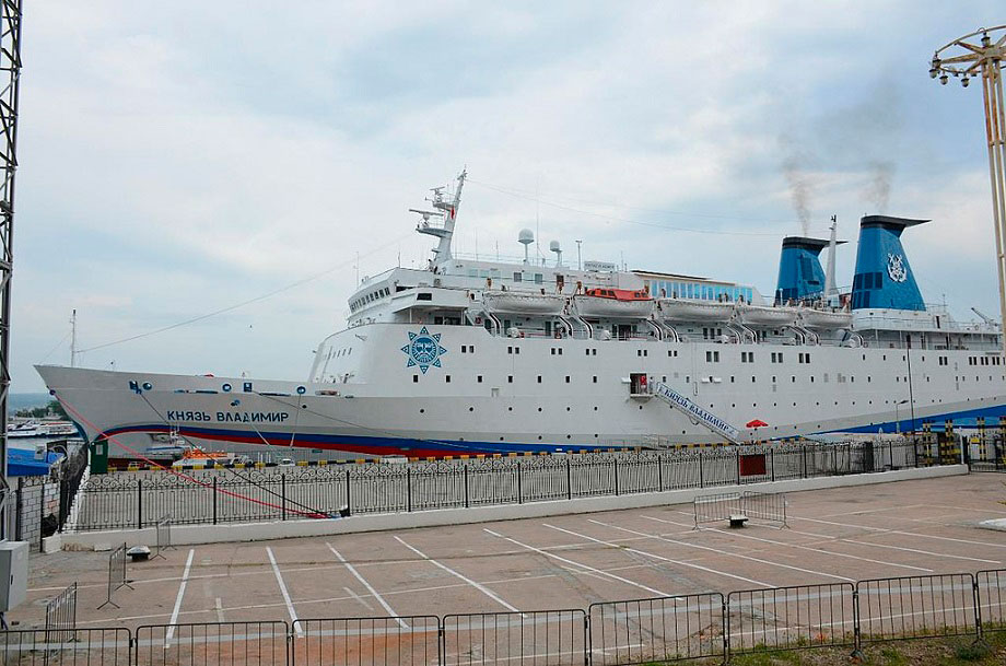  Круизное судно Князь Владимир в порту Севастополя