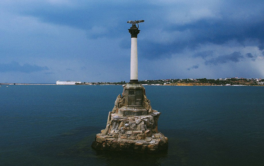 памятник затопленным кораблям фото