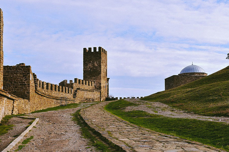 Оборонительные стены Генуэзской крепости