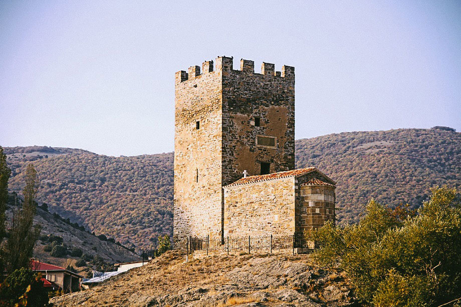 Башня портовая и храм в Судаке