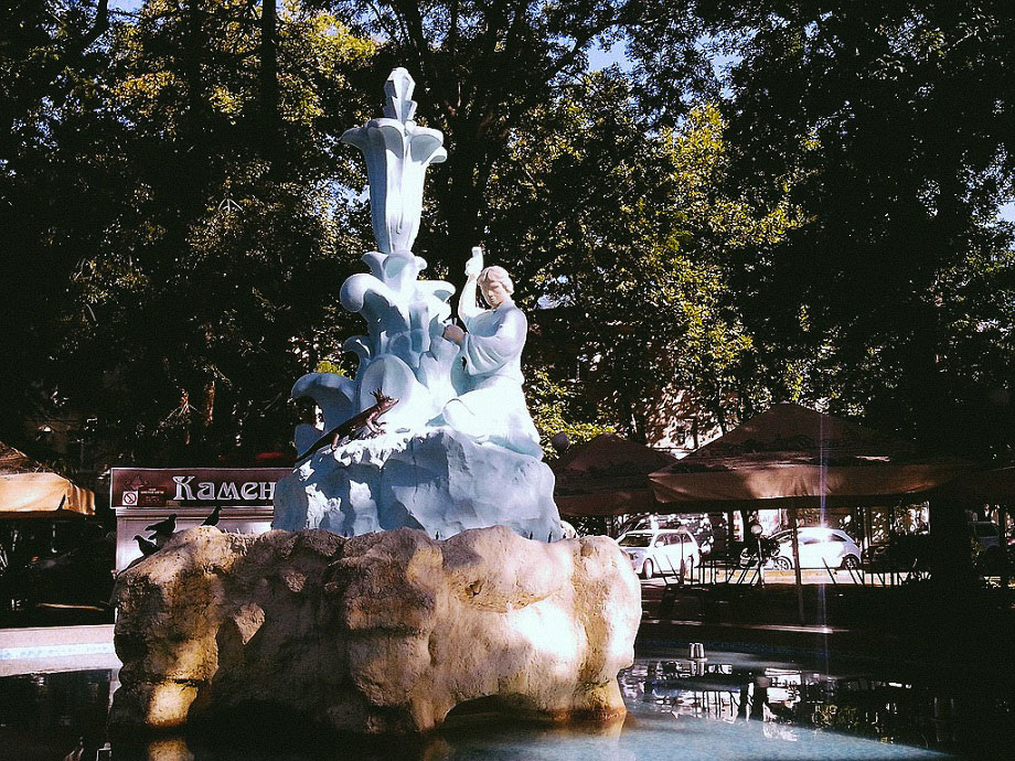 фонтан каменный цветок в Туапсе