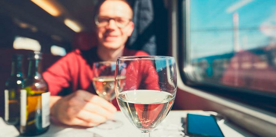 Можно ли пить алкоголь в поезде