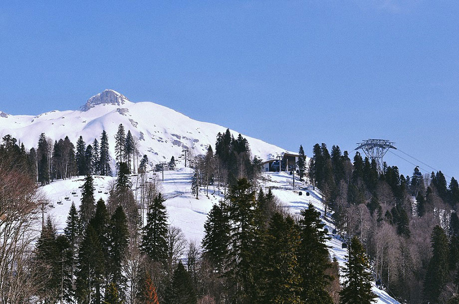 снежные склоны горнолыжного курорта